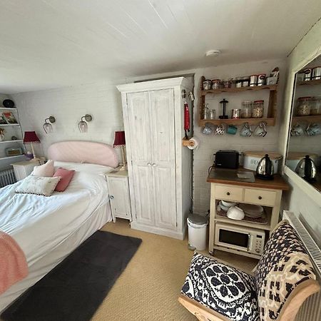 شيشستر Cosy Cottage Ground Floor Bedroom Ensuite With Private Entrance المظهر الخارجي الصورة