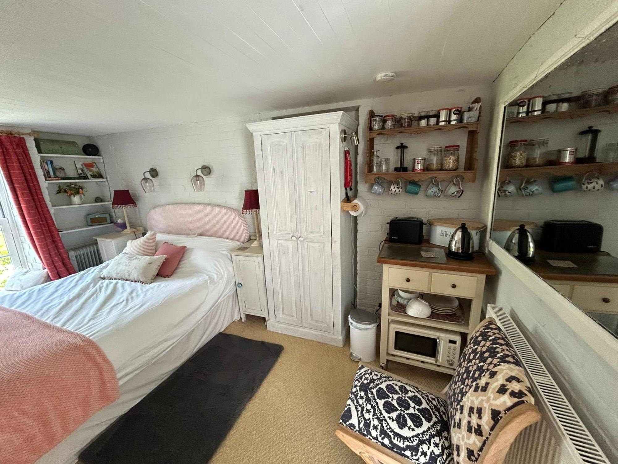شيشستر Cosy Cottage Ground Floor Bedroom Ensuite With Private Entrance المظهر الخارجي الصورة